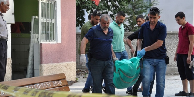 Cami tuvaletinde ölü bulundu