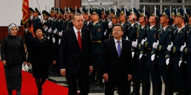 Erdoğan, Kırgızistan'da resmi törenle karşılandı