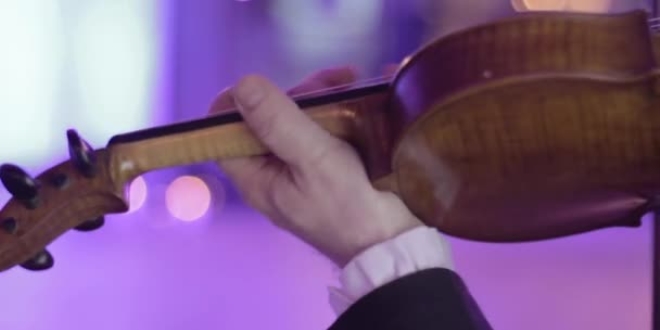 Bu müzisyen 16 enstrüman çalabiliyor