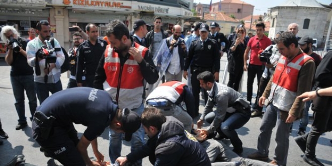 Beyoğlu'nda izinsiz gösteri: 4 kişi gözaltına alındı