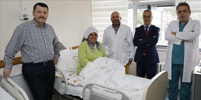 Saime öğretmen beynine takılan pille hayata tutundu