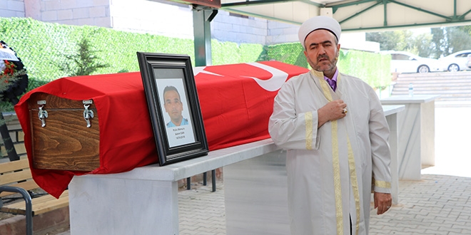 Kalp krizinden ölen polis memuru toprağa verildi