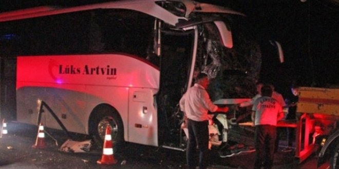 Yolcu otobüsü ile tır ile çarpıştı: 11 yaralı