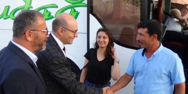 Rektör yeni öğrencilerini otogarda karşıladı