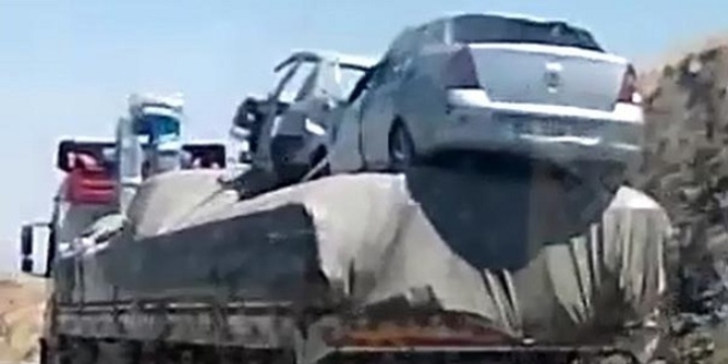 Kamyondaki yükün üzerine 2 otomobil yüklediler