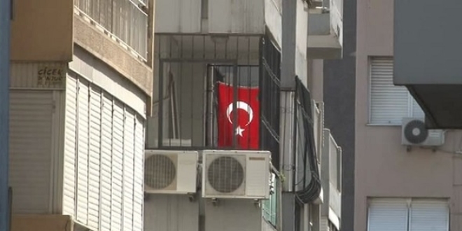 Rahip Brunson, evinin balkonuna Türk bayrağı astı