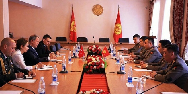 Akar ile Duyşenbiyev bir araya geldi