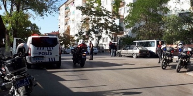 Evini ateşe verip itfaiye ve polis ekiplerine ateş açtı