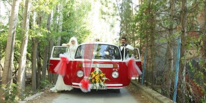 Klasik minibüsüne tuvalet yaptırıp, yatak ve TV koydu