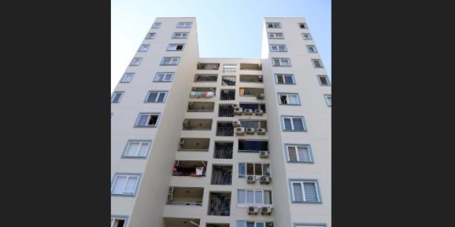 Sigortası yapılmayan işçi çatıya çıktı
