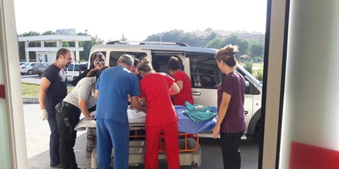 Acil servis önünde araçta doğum yaptı