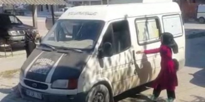 İcra yoluyla çocuklarını görmek isteyen anne, kuzeninin iş yerini bastı