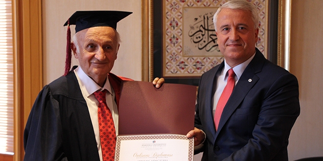 76 yaşındaki emekli öğretmen AÖF'den mezun oldu