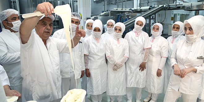 Dondurmanın ustası yeni ustalar yetiştiriyor