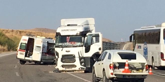 Van'da hasta taşıyan ambulansla TIR çarpıştı: 4 yaralı