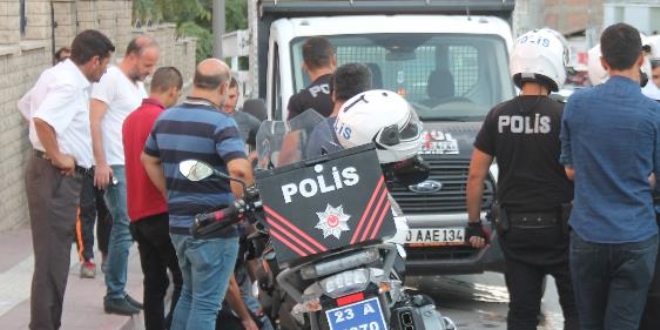 Şüpheli araçtaki şahıslar kavga çıkardı: 1 polis yaralandı