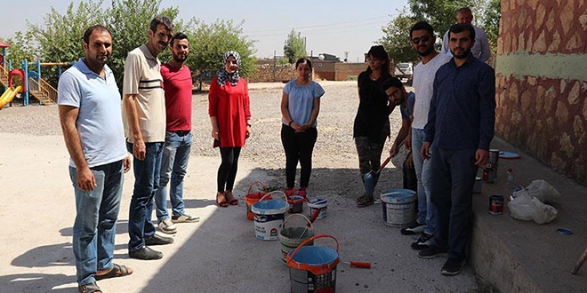 Fedakar öğretmenler 'pırıl pırıl okul' için mesaide