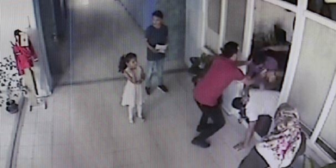 Müdür yardımcısı, kayıtlar sırasında tartıştığı veli tarafından darbedildi