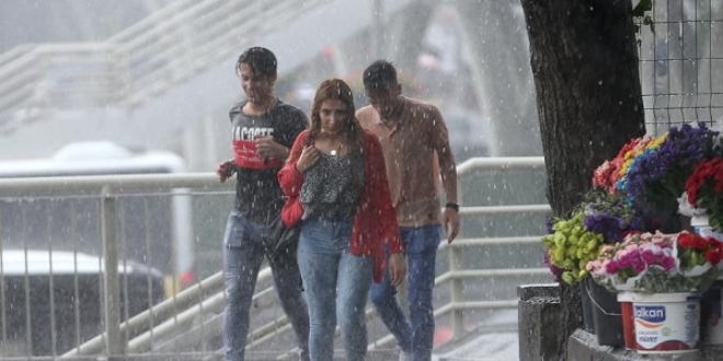 İstanbul'u şiddetli sağanak vurdu