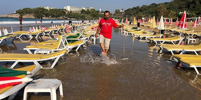 Alanya'da tatilci ve iletmecileri oke eden grnt