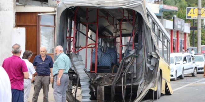 Körüklü belediye otobüsü hareket halindeyken ikiye ayrıldı