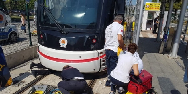 Tramvayın altında can pazarı