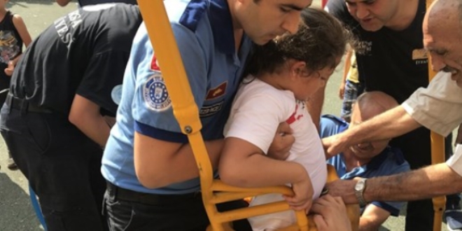 Bursa'da salıncakta sıkışan çocuğu itfaiye kurtardı