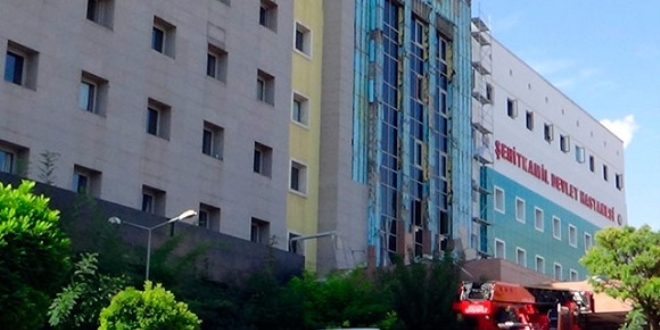 Hastane önündeki demir iskele çöktü: 4 işçi yaralı