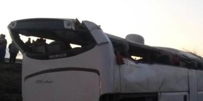 Yolcu otobüsü şarampole devrildi: 6 ölü 44 yaralı