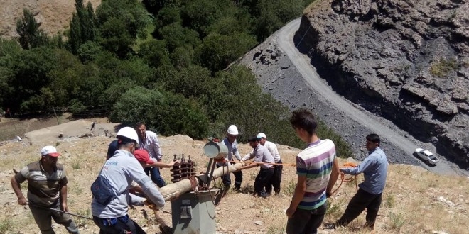 Hizmet için 200 kiloluk direkleri sırtlarında taşıdılar