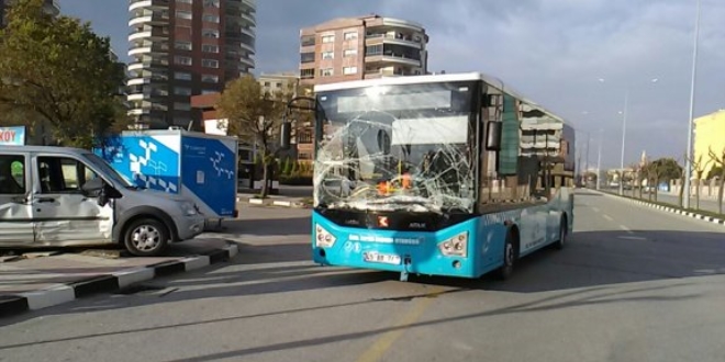 Manisa'da halk otobüsü ile otomobil çarpıştı: 24 yaralı
