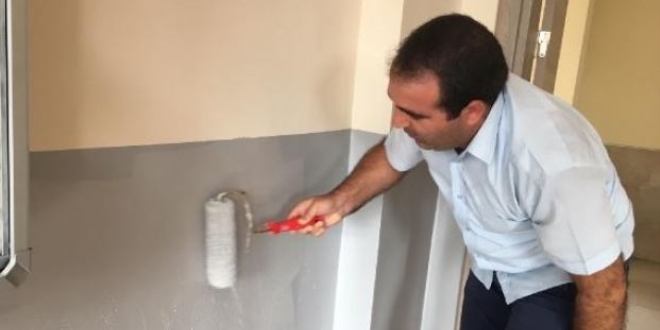 Okul müdürü ve idari personel okulu boyadı
