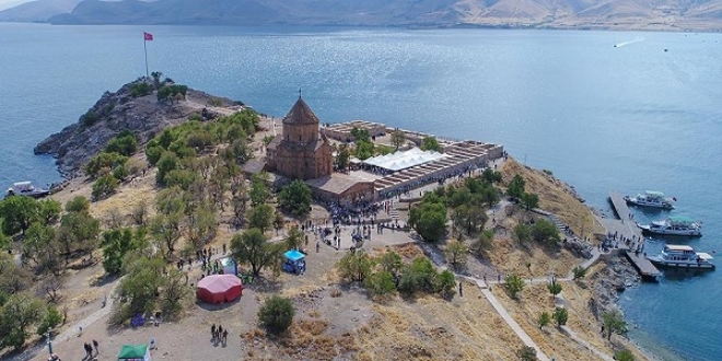 Akdamar Surp Haç Kilisesi'nde 3 yıl aradan sonra ilk ayin