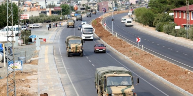Suriye sınırına komando ile askeri araç sevkiyatı
