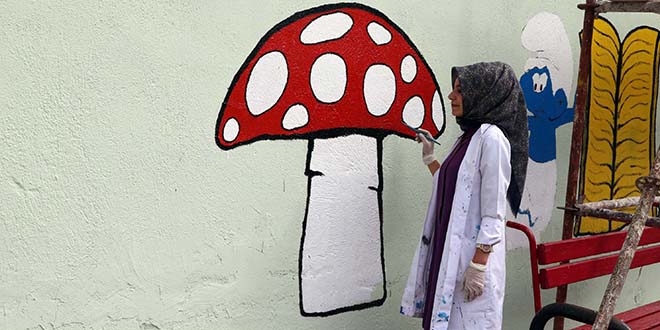 Okul duvarlarını resim ve karikatürlerle süslüyor