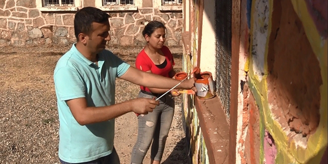 Fedakar öğretmenler duvar boyayıp, kapı pencere sildi