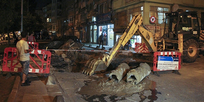 Fatih'te çöken yol, trafik yoğunluğuna neden oldu
