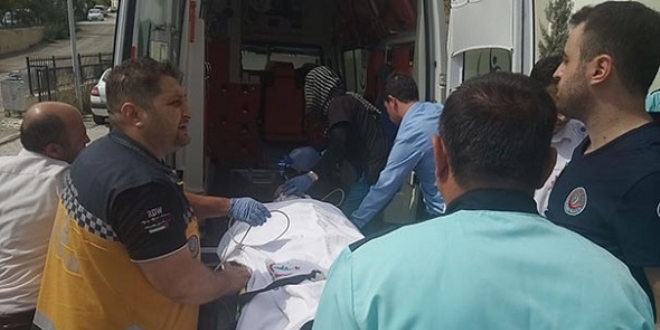Polis ve sağlık ekiplerine saldıran kişi vurularak etkisiz hale getirildi