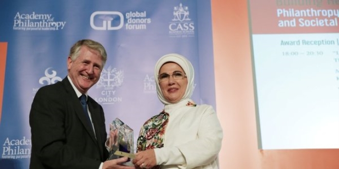 Emine Erdoğan'a 'İnsani Hizmet Takdir Ödülü' takdim edildi