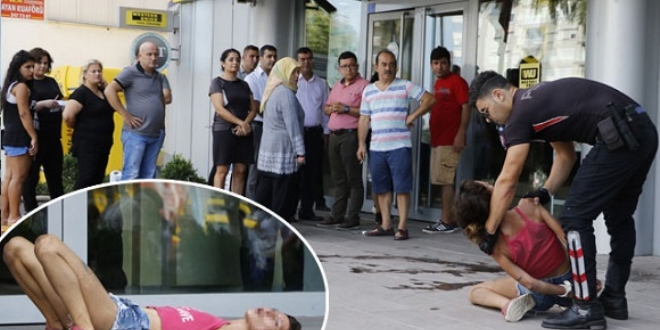 ATM'de kartı sıkışan kadın ortalığı birbirine kattı