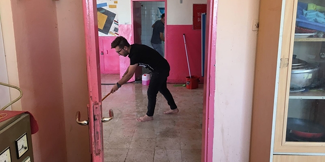 Müdür ve öğretmenler okulu temizledi
