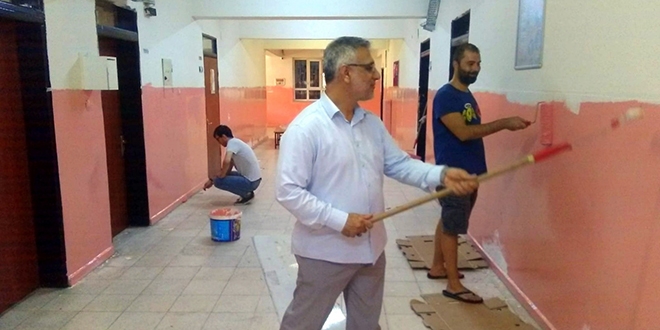 Fedakar öğretmenler okullarını kendileri boyadı