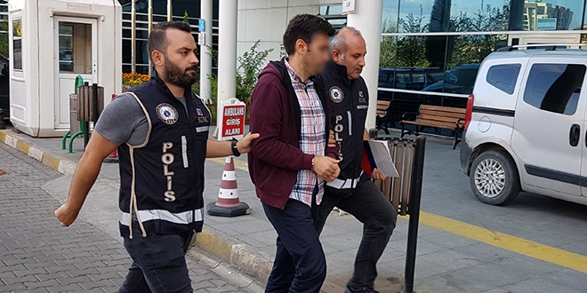 Sahte kimlikle yakalanan eski öğretmen tutuklandı