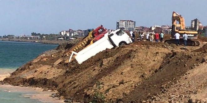 Trabzon'da deniz dolgusu çöktü; 3 kamyon kıyıda asılı kaldı