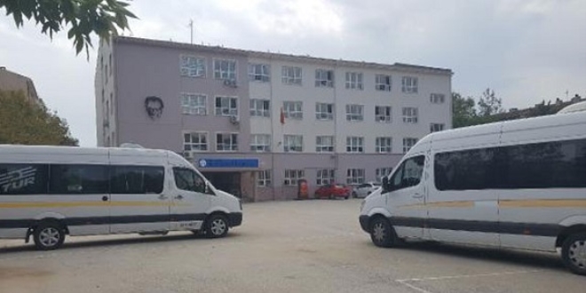 Okulda servisçilerin bıçaklı ücret kavgası