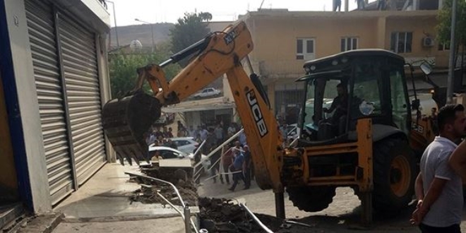Belediye, Dicle Elektrik'in hizmet binasını yıktı