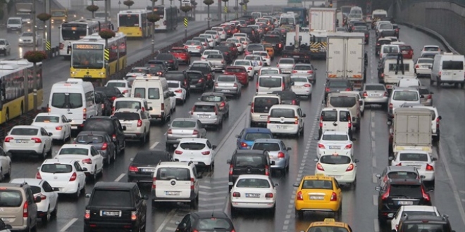 stanbul'da trafik younluu yamurla birlikte artt