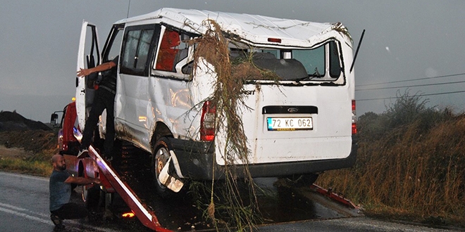 Asfalt iilerini tayan minibs devrildi: 7 yaral