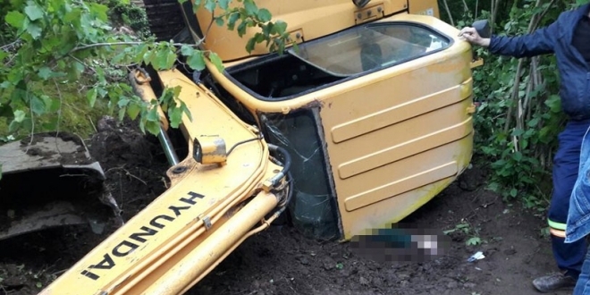 Devrilen iş makinesinin operatörü öldü