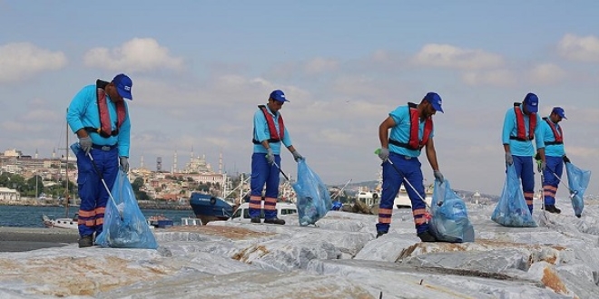 İstanbul'un kıyılarından 12 bin metreküp çöp toplandı
